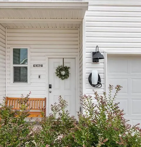 Apartment Turnkey Coastal Luxury Townhome Ev Ready